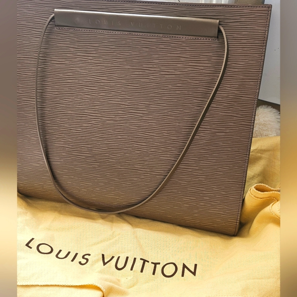 Louis Vuitton Epi St.Tropez Authentic and Like new.MAKE OFFER